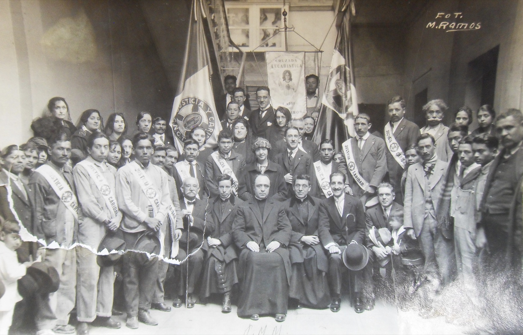 Historic group photograph with Sofía del Valle standing at the center